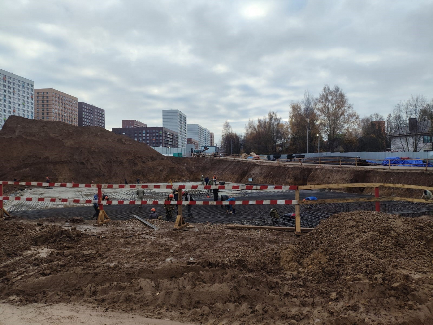 Многофункциональное здание с подземной парковкой по адресу: г. Москва, поселение Сосенское